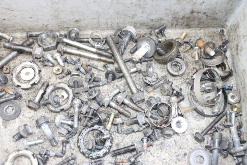 photo de ZAK SCHROEVEN EN BEVESTIGINGSMATERIAAL YAMAHA XMAX X-MAX 125 (2006 - 2009) - Detail van het onderdeel