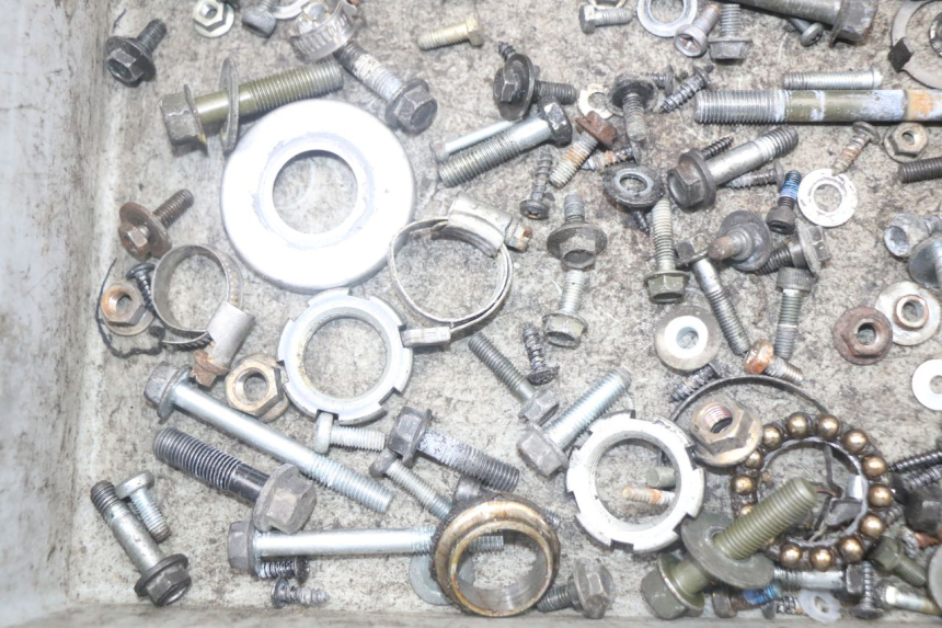 photo de ZAK SCHROEVEN EN BEVESTIGINGSMATERIAAL YAMAHA XMAX X-MAX 125 (2006 - 2009) - Andere kijkhoek