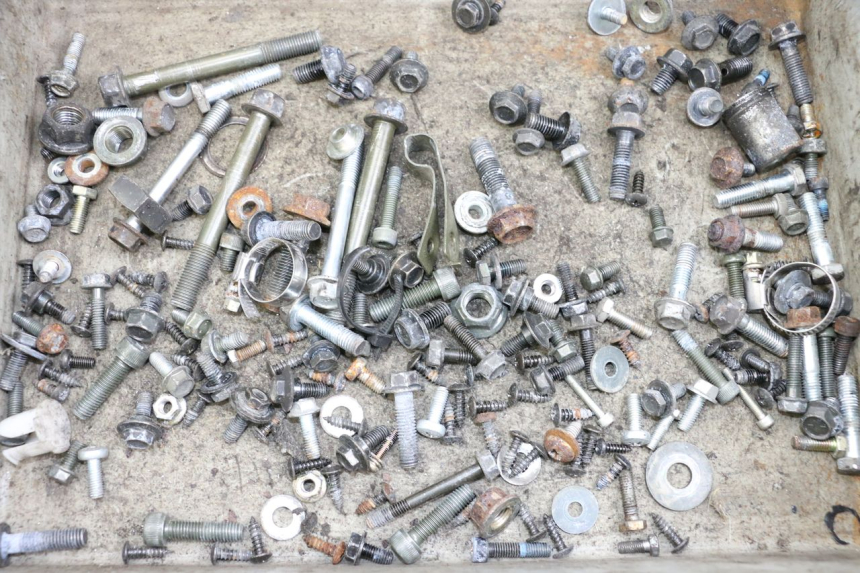 photo de ZAK SCHROEVEN EN BEVESTIGINGSMATERIAAL YAMAHA XMAX X-MAX 125 (2006 - 2009) - Detail van het onderdeel