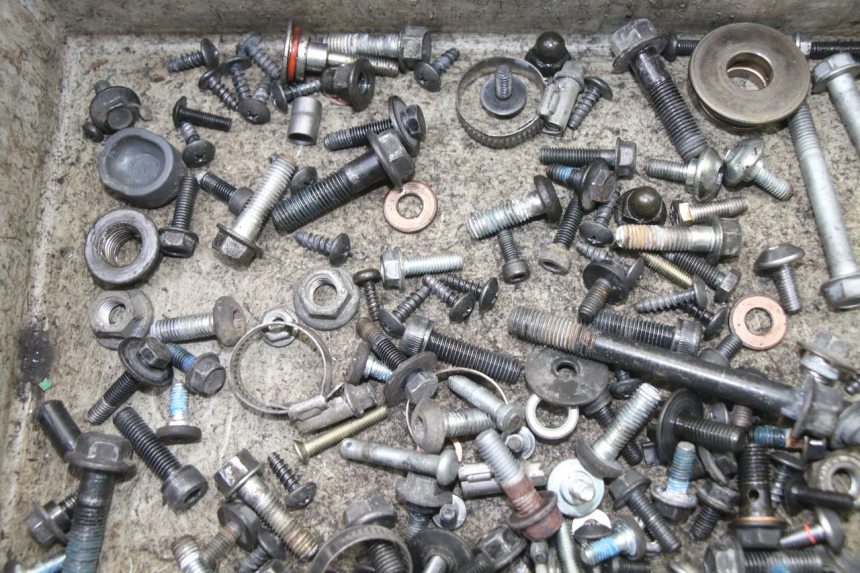 photo de ZAK SCHROEVEN EN BEVESTIGINGSMATERIAAL YAMAHA X-MAX XMAX 125 (2010 - 2013) - Detail van het onderdeel