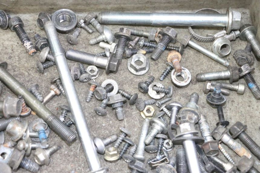 photo de ZAK SCHROEVEN EN BEVESTIGINGSMATERIAAL YAMAHA X-MAX XMAX 125 (2010 - 2013) - Technische close-up