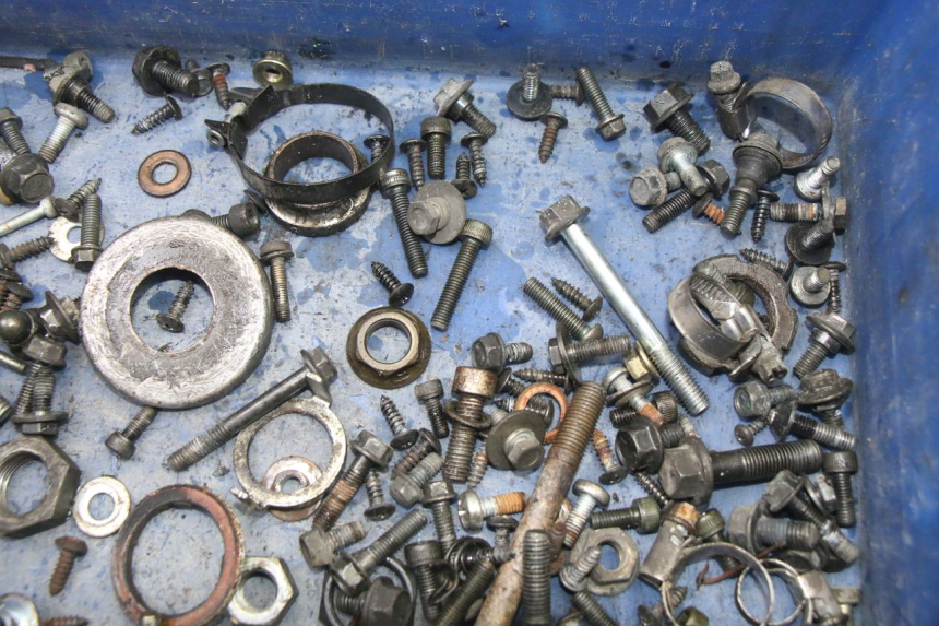 photo de ZAK SCHROEVEN EN BEVESTIGINGSMATERIAAL YAMAHA XMAX X-MAX 125 (2006 - 2009) - Detail van het onderdeel