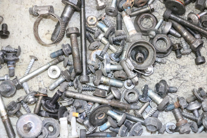 photo de ZAK SCHROEVEN EN BEVESTIGINGSMATERIAAL YAMAHA X-MAX XMAX 125 (2010 - 2013) - Detail van het onderdeel