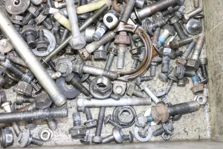 photo de ZAK SCHROEVEN EN BEVESTIGINGSMATERIAAL YAMAHA X-MAX XMAX 125 (2010 - 2013) - Technische close-up