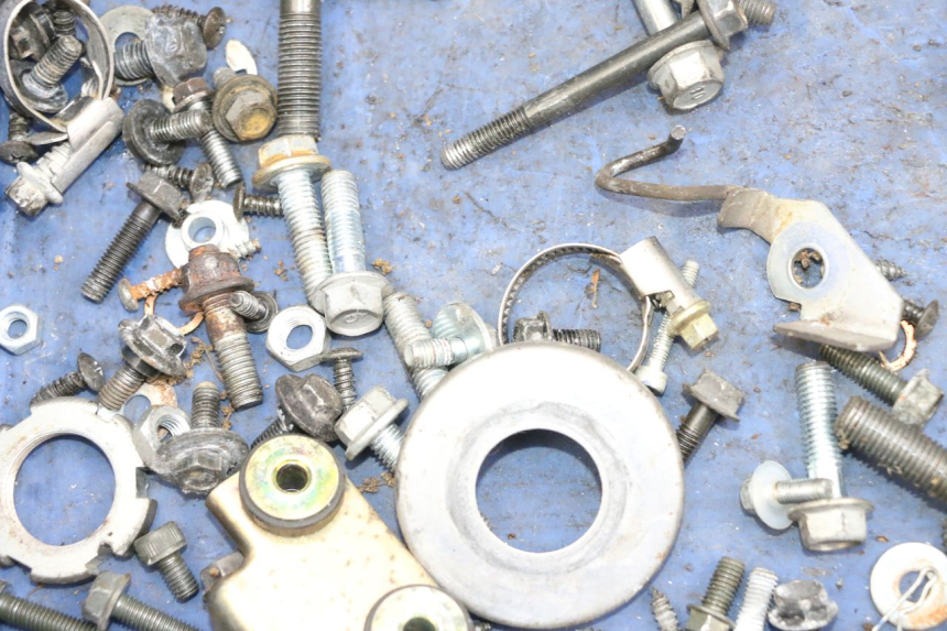 photo de ZAK SCHROEVEN EN BEVESTIGINGSMATERIAAL YAMAHA XMAX X-MAX 125 (2006 - 2009) - Technische close-up