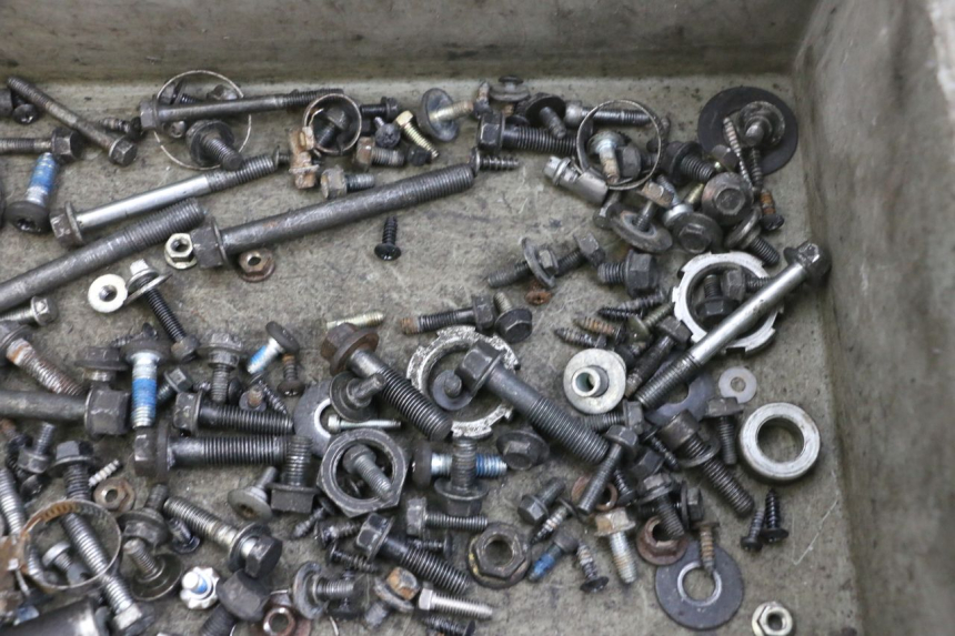 photo de ZAK SCHROEVEN EN BEVESTIGINGSMATERIAAL YAMAHA XMAX X-MAX 125 (2006 - 2009) - Zoom op gebruiksstaat