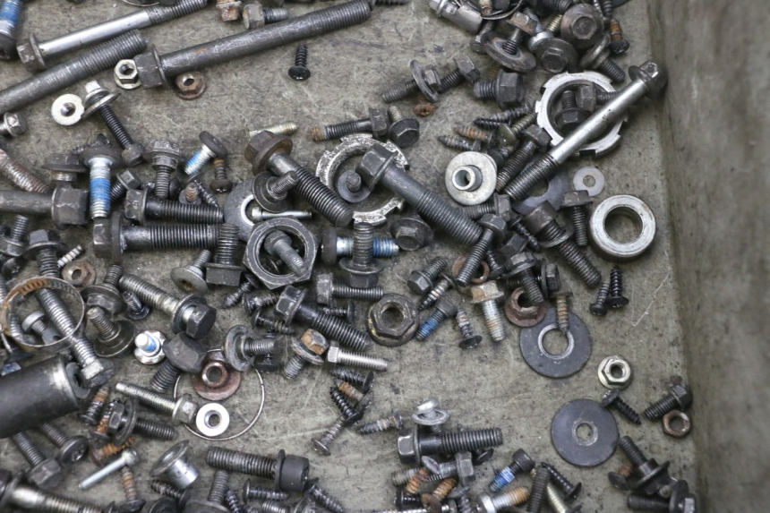 photo de ZAK SCHROEVEN EN BEVESTIGINGSMATERIAAL YAMAHA XMAX X-MAX 125 (2006 - 2009) - Andere kijkhoek