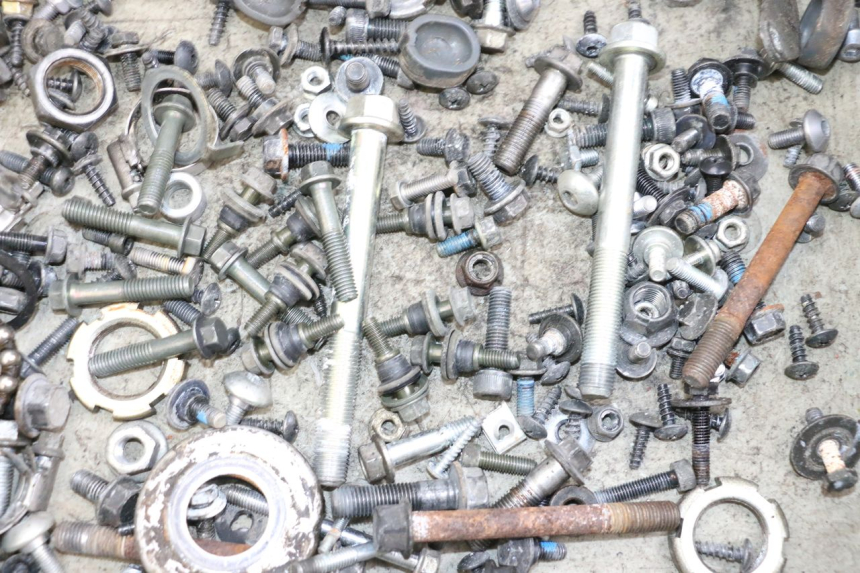 photo de ZAK SCHROEVEN EN BEVESTIGINGSMATERIAAL YAMAHA X-MAX XMAX 125 (2010 - 2013) - Detail van het onderdeel