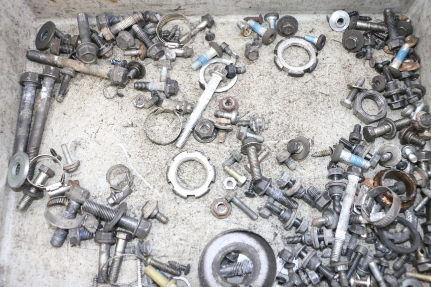 photo de ZAK SCHROEVEN EN BEVESTIGINGSMATERIAAL YAMAHA XMAX X-MAX 125 (2006 - 2009) - Detail van het onderdeel