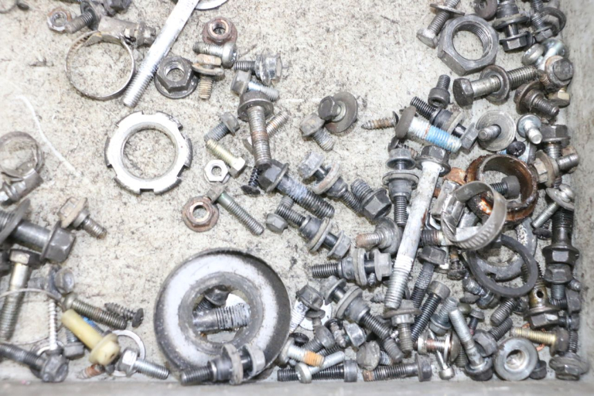 photo de ZAK SCHROEVEN EN BEVESTIGINGSMATERIAAL YAMAHA XMAX X-MAX 125 (2006 - 2009) - Andere kijkhoek