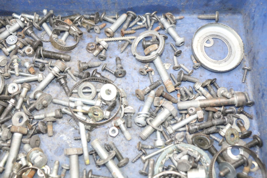 photo de ZAK SCHROEVEN EN BEVESTIGINGSMATERIAAL PIAGGIO X10 125 (2012 - 2017) - Zoom op gebruiksstaat