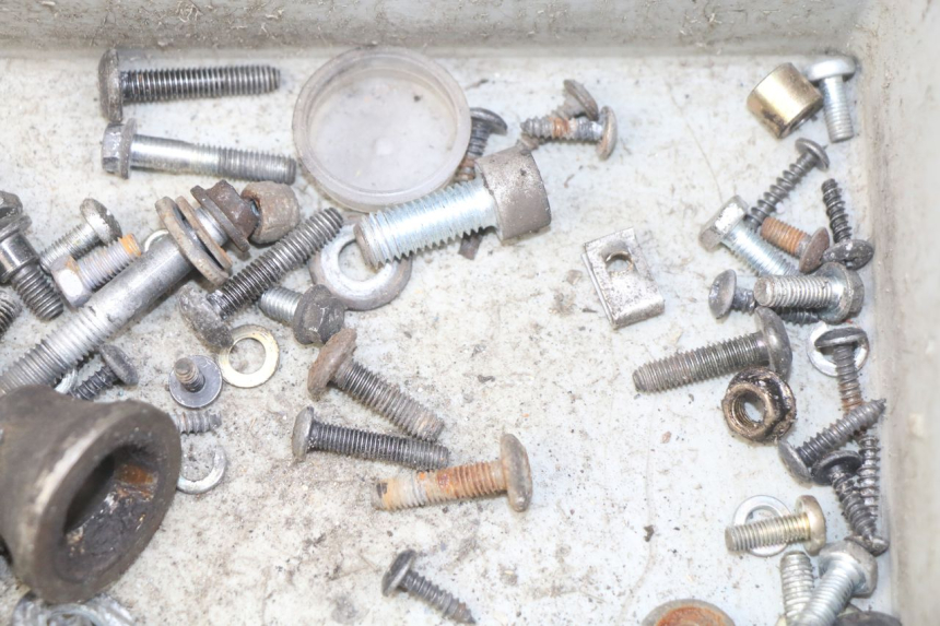 photo de ZAK SCHROEVEN EN BEVESTIGINGSMATERIAAL PIAGGIO X8 125 (2004 - 2007) - Andere kijkhoek