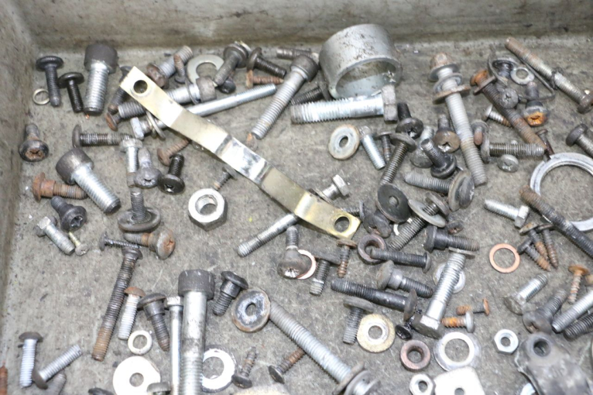 photo de ZAK SCHROEVEN EN BEVESTIGINGSMATERIAAL PIAGGIO X8 125 (2004 - 2007) - Zoom op gebruiksstaat