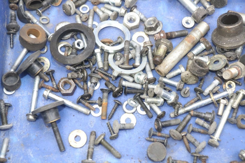 photo de ZAK SCHROEVEN EN BEVESTIGINGSMATERIAAL PIAGGIO X9 EVOLUTION 250 (2003 - 2007) - Zoom op gebruiksstaat