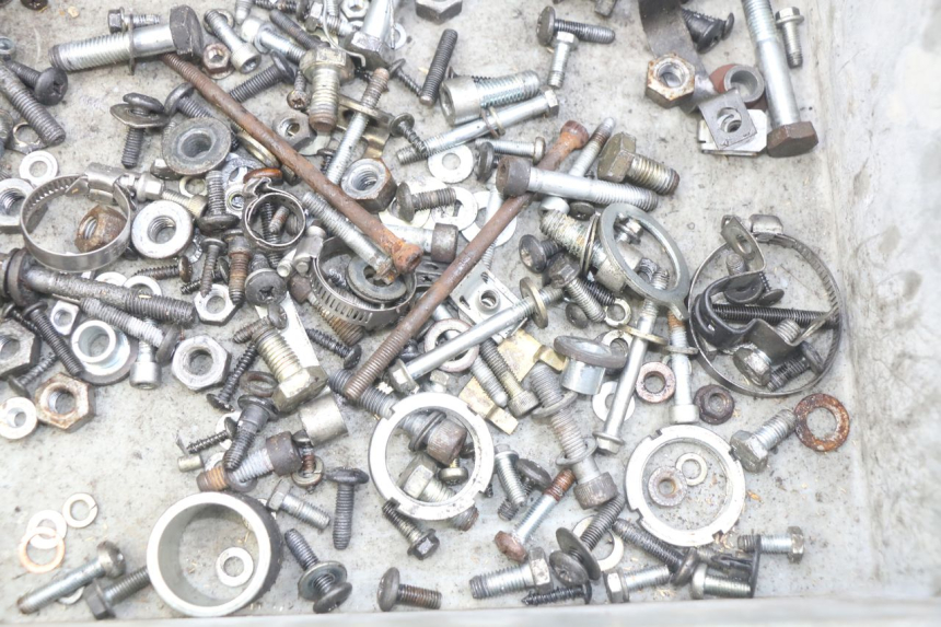 photo de ZAK SCHROEVEN EN BEVESTIGINGSMATERIAAL PIAGGIO X9 EVOLUTION 125 (2003 - 2007) - Zoom op gebruiksstaat