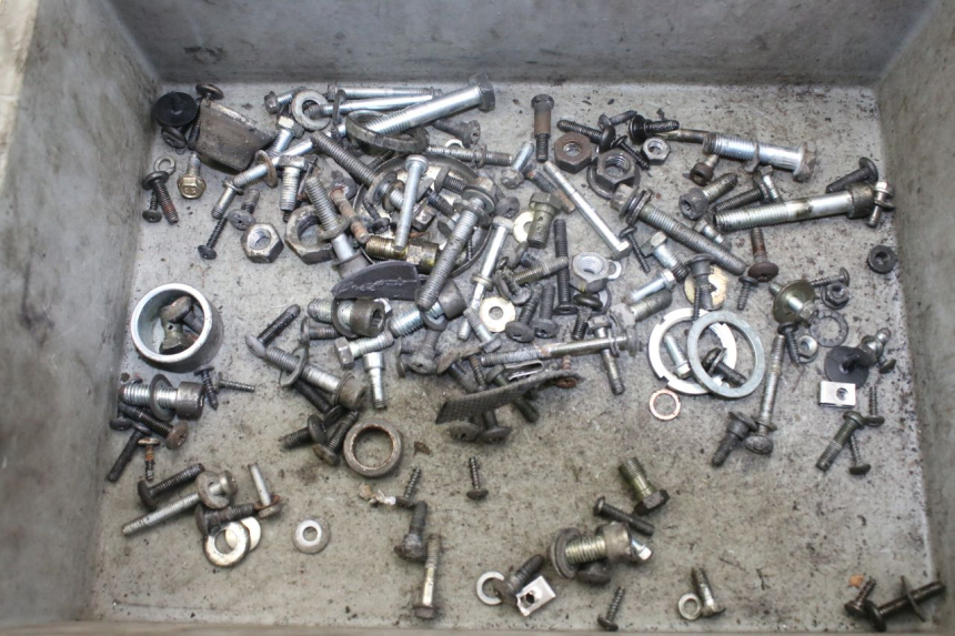 photo de ZAK SCHROEVEN EN BEVESTIGINGSMATERIAAL PIAGGIO X9 EVOLUTION 250 (2003 - 2007) - Hoofdaanzicht