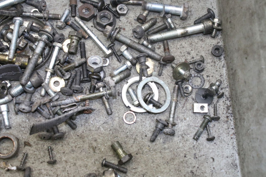 photo de ZAK SCHROEVEN EN BEVESTIGINGSMATERIAAL PIAGGIO X9 EVOLUTION 250 (2003 - 2007) - Detail van het onderdeel