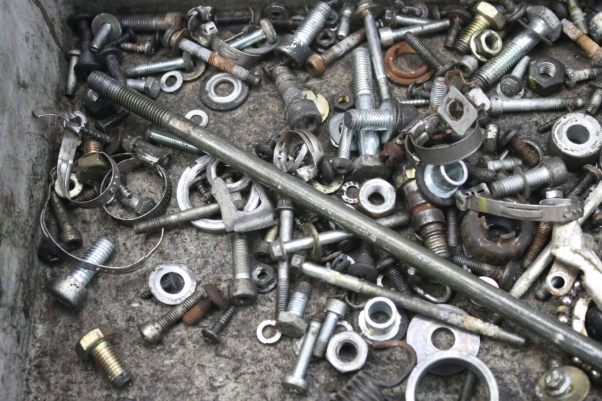 photo de ZAK SCHROEVEN EN BEVESTIGINGSMATERIAAL PIAGGIO X9 EVOLUTION 125 (2003 - 2007) - Zoom op gebruiksstaat