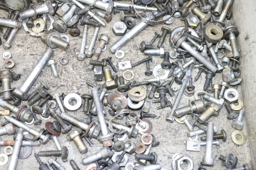 photo de ZAK SCHROEVEN EN BEVESTIGINGSMATERIAAL PIAGGIO X9 EVOLUTION 125 (2003 - 2007) - Detail van het onderdeel