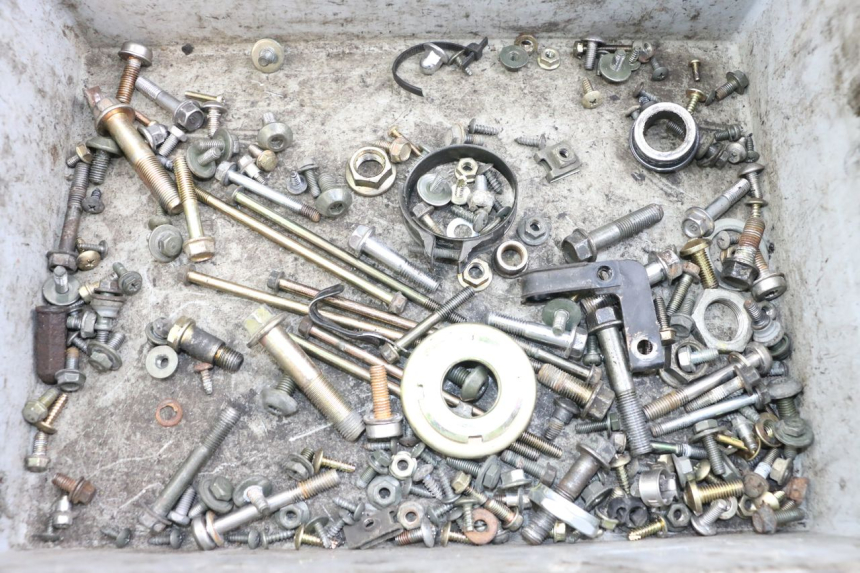 photo de ZAK SCHROEVEN EN BEVESTIGINGSMATERIAAL KYMCO XCITING 250 (2006 - 2009) - Detail van het onderdeel