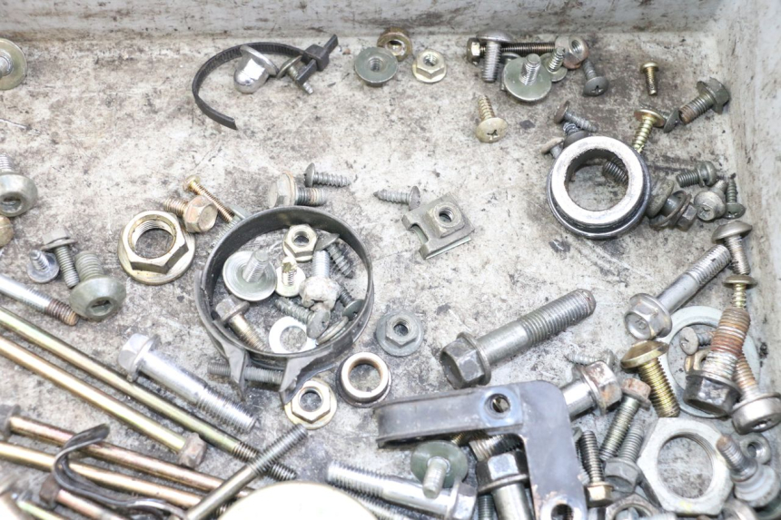 photo de ZAK SCHROEVEN EN BEVESTIGINGSMATERIAAL KYMCO XCITING 250 (2006 - 2009) - Andere kijkhoek