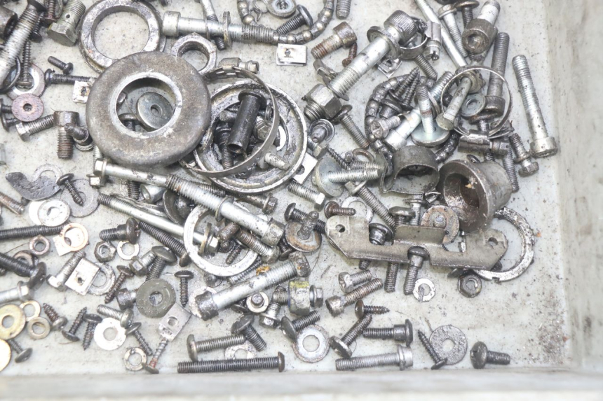 photo de ZAK SCHROEVEN EN BEVESTIGINGSMATERIAAL PIAGGIO XEVO - X EVO 125 (2007 - 2017) - Detail van het onderdeel