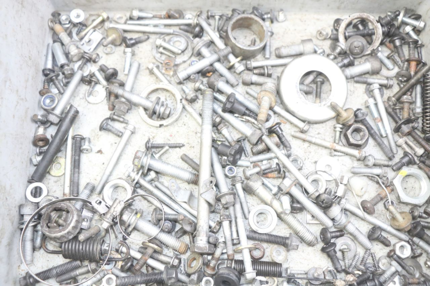 photo de ZAK SCHROEVEN EN BEVESTIGINGSMATERIAAL PIAGGIO XEVO - X EVO 125 (2007 - 2017) - Detail van het onderdeel