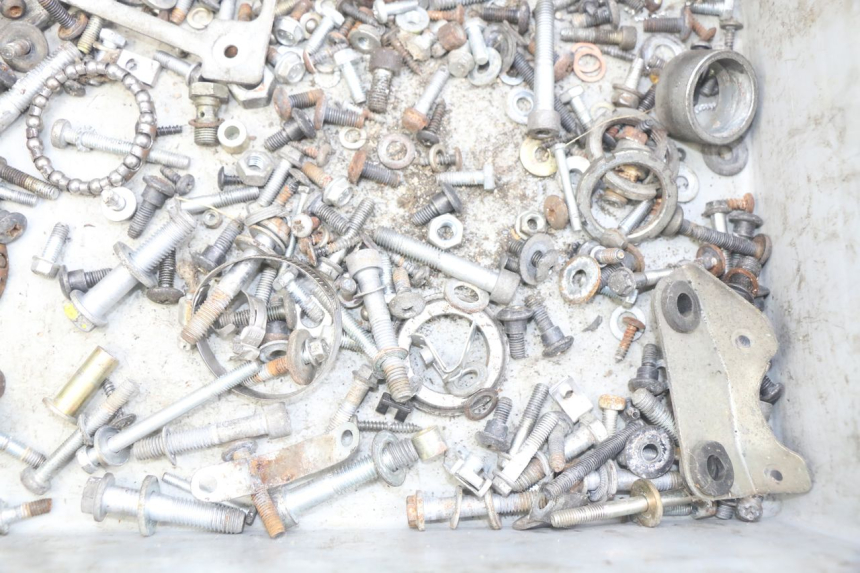 photo de ZAK SCHROEVEN EN BEVESTIGINGSMATERIAAL PIAGGIO XEVO - X EVO 125 (2007 - 2017) - Detail van het onderdeel