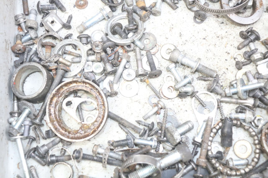 photo de ZAK SCHROEVEN EN BEVESTIGINGSMATERIAAL PIAGGIO XEVO - X EVO 125 (2007 - 2017) - Detail van het onderdeel