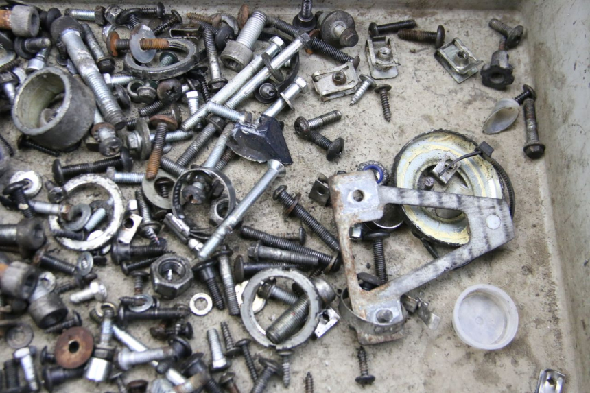 photo de ZAK SCHROEVEN EN BEVESTIGINGSMATERIAAL PIAGGIO XEVO - X EVO 125 (2007 - 2017) - Detail van het onderdeel