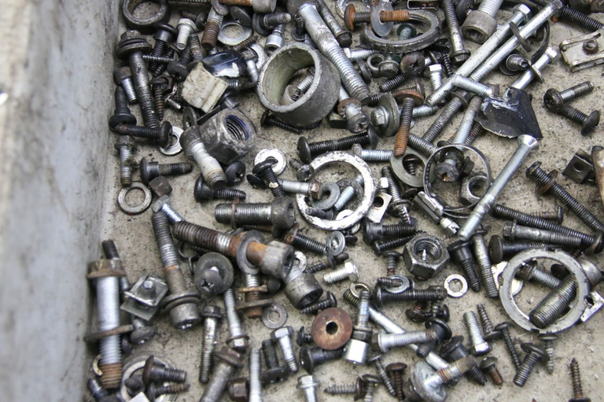 photo de ZAK SCHROEVEN EN BEVESTIGINGSMATERIAAL PIAGGIO XEVO - X EVO 125 (2007 - 2017) - Zoom op gebruiksstaat