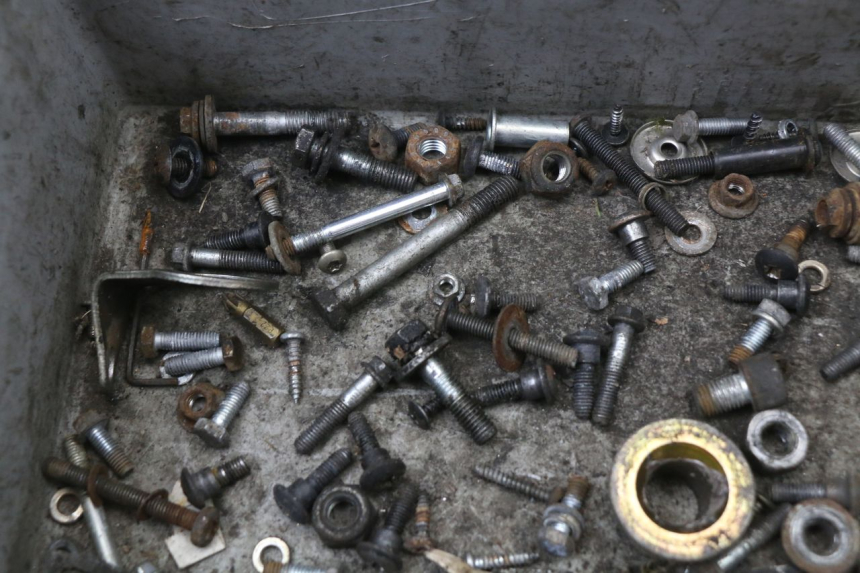 photo de ZAK SCHROEVEN EN BEVESTIGINGSMATERIAAL PIAGGIO XEVO - X EVO 125 (2007 - 2017) - Detail van het onderdeel