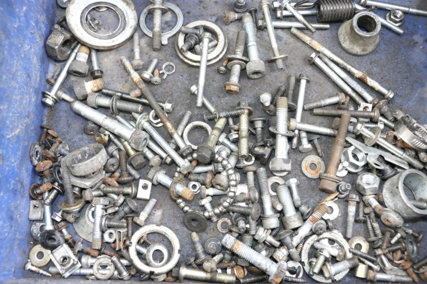 photo de ZAK SCHROEVEN EN BEVESTIGINGSMATERIAAL PIAGGIO XEVO - X EVO 125 (2007 - 2017) - Detail van het onderdeel