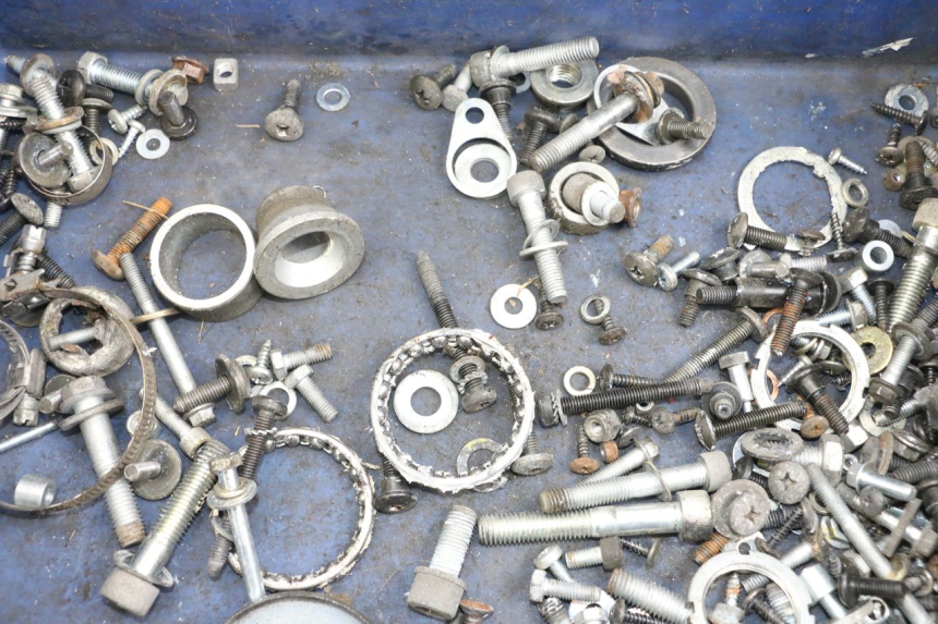 photo de ZAK SCHROEVEN EN BEVESTIGINGSMATERIAAL PIAGGIO XEVO - X EVO 125 (2007 - 2017) - Detail van het onderdeel