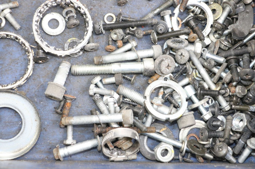 photo de ZAK SCHROEVEN EN BEVESTIGINGSMATERIAAL PIAGGIO XEVO - X EVO 125 (2007 - 2017) - Zoom op gebruiksstaat