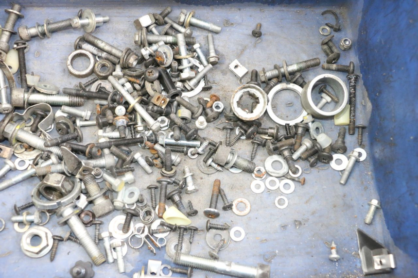 photo de ZAK SCHROEVEN EN BEVESTIGINGSMATERIAAL PIAGGIO XEVO - X EVO 125 (2007 - 2017) - Detail van het onderdeel