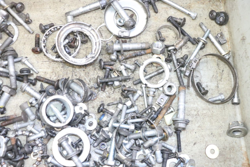 photo de ZAK SCHROEVEN EN BEVESTIGINGSMATERIAAL PIAGGIO XEVO - X EVO 125 (2007 - 2017) - Detail van het onderdeel