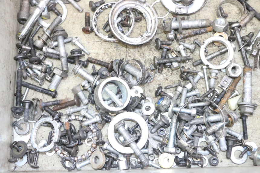 photo de ZAK SCHROEVEN EN BEVESTIGINGSMATERIAAL PIAGGIO XEVO - X EVO 125 (2007 - 2017) - Zoom op gebruiksstaat