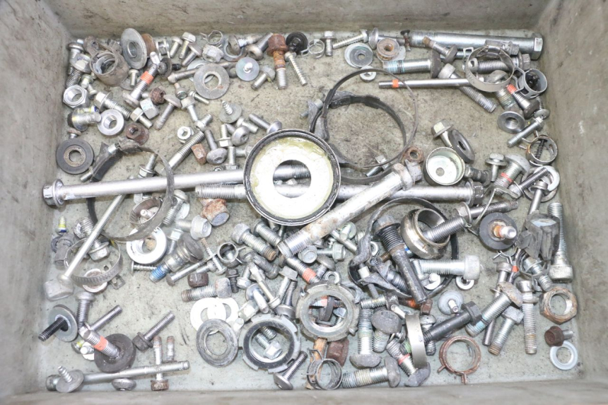 photo de ZAK SCHROEVEN EN BEVESTIGINGSMATERIAAL YAMAHA XJ6 ABS 600 (2008 - 2016) - Hoofdaanzicht