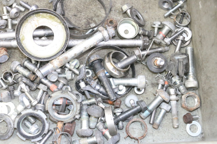 photo de ZAK SCHROEVEN EN BEVESTIGINGSMATERIAAL YAMAHA XJ6 ABS 600 (2008 - 2016) - Zoom op gebruiksstaat