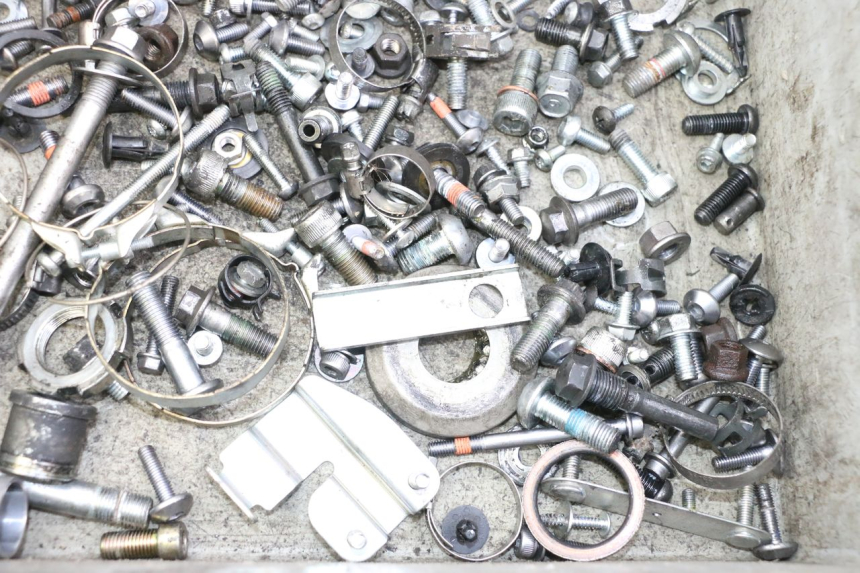 photo de ZAK SCHROEVEN EN BEVESTIGINGSMATERIAAL YAMAHA XJ6 ABS 600 (2008 - 2016) - Detail van het onderdeel