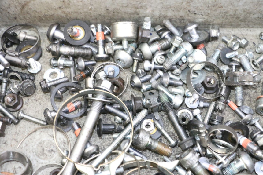 photo de ZAK SCHROEVEN EN BEVESTIGINGSMATERIAAL YAMAHA XJ6 ABS 600 (2008 - 2016) - Zoom op gebruiksstaat