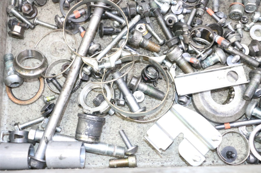 photo de ZAK SCHROEVEN EN BEVESTIGINGSMATERIAAL YAMAHA XJ6 ABS 600 (2008 - 2016) - Andere kijkhoek