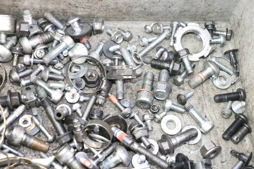 photo de ZAK SCHROEVEN EN BEVESTIGINGSMATERIAAL YAMAHA XJ6 ABS 600 (2008 - 2016) - Technische close-up