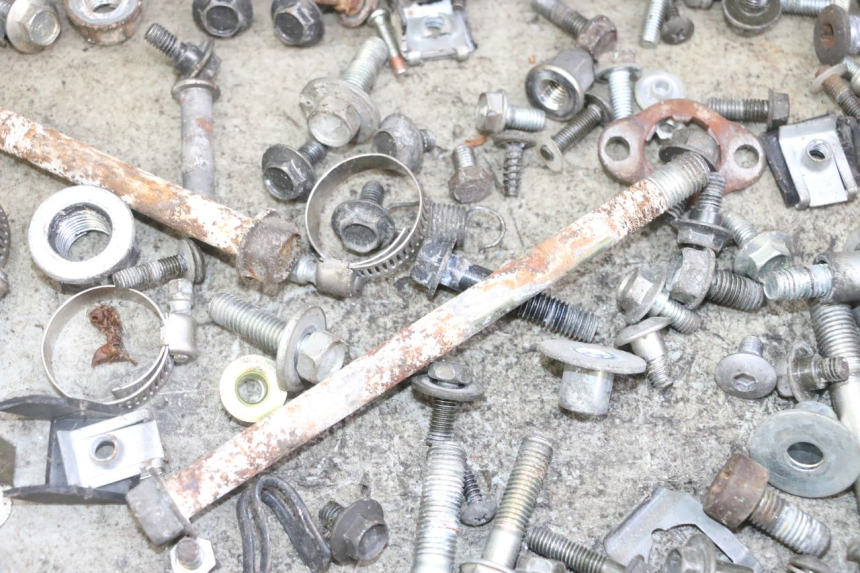 photo de ZAK SCHROEVEN EN BEVESTIGINGSMATERIAAL HONDA XLV VARADERO 125 (2000 - 2006) - Detail van het onderdeel