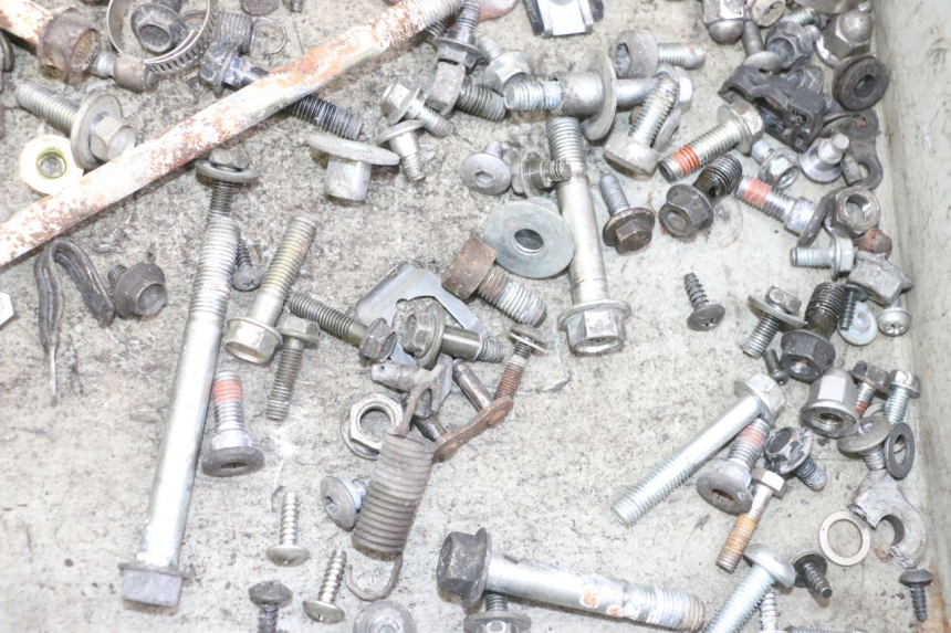 photo de ZAK SCHROEVEN EN BEVESTIGINGSMATERIAAL HONDA XLV VARADERO 125 (2000 - 2006) - Zoom op gebruiksstaat