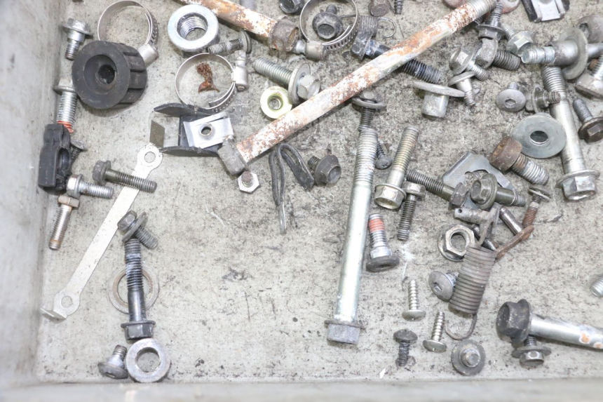 photo de ZAK SCHROEVEN EN BEVESTIGINGSMATERIAAL HONDA XLV VARADERO 125 (2000 - 2006) - Andere kijkhoek