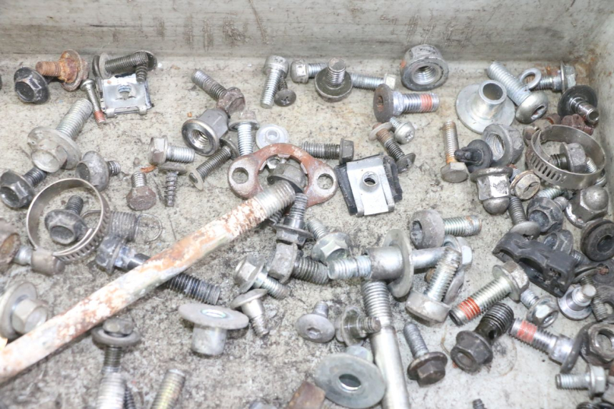 photo de ZAK SCHROEVEN EN BEVESTIGINGSMATERIAAL HONDA XLV VARADERO 125 (2000 - 2006) - Technische close-up