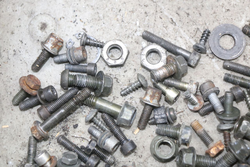 photo de ZAK SCHROEVEN EN BEVESTIGINGSMATERIAAL YAMAHA BW'S NG NEXT GENERATION 50 (1996 - 2003) - Detail van het onderdeel