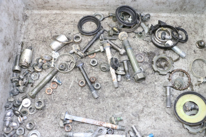 photo de ZAK SCHROEVEN EN BEVESTIGINGSMATERIAAL YAMAHA TTR 125 (2000 - 2020) - Detail van het onderdeel